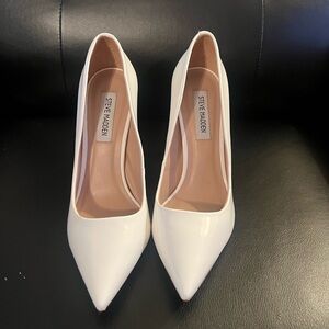 Steve Madden White Pointed Toe Heels. Size 8m. Made in Brazil. Great Condition